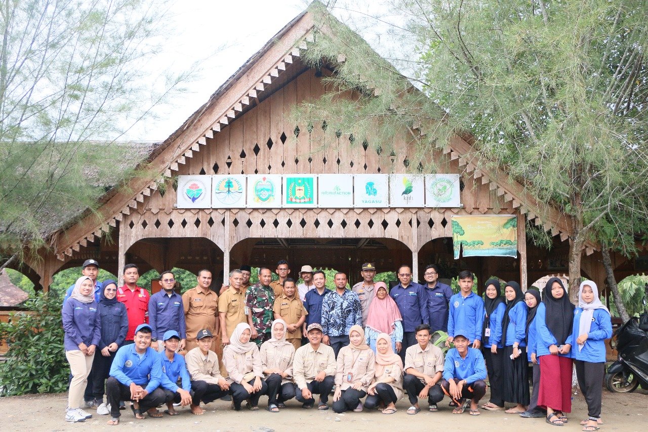 Penanaman Pohon dan Konservasi Mangrove di Kawasan Pasar Rawa